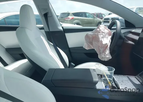 2025 Tesla Model 3 Long Range Rear-Wheel Drive z USA, uszkodzony, nr VIN 5YJ3E1EA2SF933490